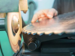 Dấu hiệu nhận biết nên mài lưỡi cưa